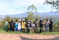 Wakil Walikota Punjul Santoso, Kadis DLH, Aris Setiawan bersama beberapa komonitas melaksanakan tanam pohon, guna menjaga penguatan ekosistem alam di Kota Batu [IST]