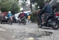 Kondisi Jalan Raya Lesanpuro Kecamatan Kedungkandang kota Malang yang rusak cikup parah, berdampak beberapa pengendara motor terjatuh. [IST]