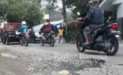 Kondisi Jalan Raya Lesanpuro Kecamatan Kedungkandang kota Malang yang rusak cikup parah, berdampak beberapa pengendara motor terjatuh. [IST]