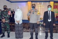 Kapolres Mojokerto AKBP Donny Alexander didampingi Bupati Mojokerto Ikfina Fahmawati  bersama TNI dan FKUB saat memberikan sambutan dan arahan mengenai pengamanan untuk umat Kristiani [Hms]