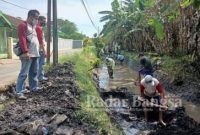 Puluhan warga desa Manikrejo, saat mengangkat sedimen lumpur di sungai Buaran [IST]