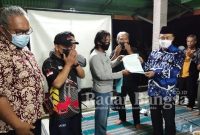 Aliansi Relawan Peduli Lingkungan Kediri Raya saat menyerahkan draf Raperda Pengelolaan dan Perlindungan Sumber Air kepada Ketua Fraksi Partai NasDem DPRD Kabupaten Kediri, Drs. H. Lutfi Mahmudiono