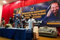 (dari kiri) Wakil Ketua Bidang OKK, Khusnul Arif, S.Sos (berbaju putih), Sekretaris DPD, Andik Mashudi, S.Sos, Ketua DPD Partai NasDem Kabupaten Kediri, Drs. H. Lutfi Mahmudiono, Anggota Komisi IX DPR RI, Nurhadi, S.Pd, dan Anggota Fraksi NasDem DPRD Kab. Kediri, H. Syafa’at