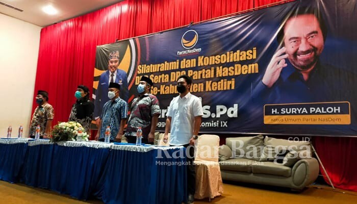 (dari kiri) Wakil Ketua Bidang OKK, Khusnul Arif, S.Sos (berbaju putih), Sekretaris DPD, Andik Mashudi, S.Sos, Ketua DPD Partai NasDem Kabupaten Kediri, Drs. H. Lutfi Mahmudiono, Anggota Komisi IX DPR RI, Nurhadi, S.Pd, dan Anggota Fraksi NasDem DPRD Kab. Kediri, H. Syafa’at