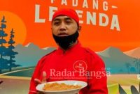 Food & Beverage Manager Padang Legenda, Catur Budi Utomo menunjukkan makanan Talua Barendo [IST]