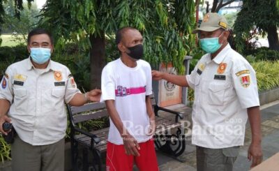 Anggota Satpol PP kota Semarang saat operasi penertiban Gelandang [RadarBangsa.co.id/OKI]