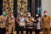 Pj. Sekda Kabupaten Cianjur Dodit Ardian Pancapana, menerima secara langsung Penghargaan Pembangunan Daerah (PPD) tahun 2021 tingkat Provinsi Jawa Barat. [hms]