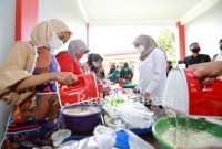  Bupati Banyuwangi Ipuk Fiestiandani saat menyerahkan langsung bantuan itu di Dusun Gunung Raung, Desa Kajarharjo, yang berada di lereng Gunung Raung, dalam program Bupati Ngantor di Desa (Bunga Desa), Rabu (7/4/2021) [IST]