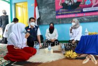 Pelajar SD Negeri 2 di Desa Kajarharjo, Kecamatan Kalibaru, saat bertemu ngobrol dan sarapan bareng Bupati Banyuwangi Ipuk Fiestiandani, Rabu (7/4/2021) [kmf]