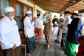 Bupati Banyuwangi Ipuk Fiestiandani menghadiri pembukaan rapat jajaran syuriyah PC Nahdlatul Ulama (PCNU) Banyuwangi di Vila Solong, Kamis (8/4/2021) [kmf]