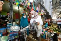  Bupati Ipuk di Pasar Genteng, Banyuwangi. Ipuk memborong berbagai makanan tradisional, pakaian, hingga sayur mayur [kmf]