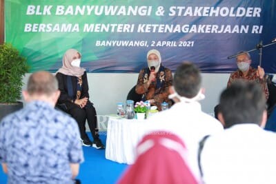 Bupati Banyuwangi Ipuk Fiestiandani, dalam kunjungannya ke BLK Muncar [kmf]