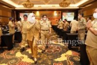 Bupati Banyuwangi saat menghadiri Pelatihan Pengelolaan Keuangan Desa Bagi Kepala Desa Tahun 2021 di Banyuwangi, Senin (5/4/2021) [kmf]