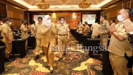 Bupati Banyuwangi saat menghadiri Pelatihan Pengelolaan Keuangan Desa Bagi Kepala Desa Tahun 2021 di Banyuwangi, Senin (5/4/2021) [kmf]