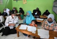 Plt. Bupati Cianjur H. Herman Suherman beri motivasi bagi peserta Ujian Pendidikan Penyataraan (UPK) di Kelompok PKBM Al-Hijrah Pokjar Sukajaya Bojongpicung TA 2020/2021 [Hms]