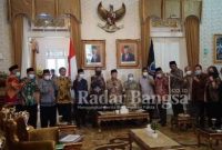 Bupati Cianjur H. Herman Suherman berfoto bersama rombongan anggota DPR RI Komisi VIII [ist]