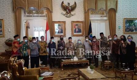 Bupati Cianjur H. Herman Suherman berfoto bersama rombongan anggota DPR RI Komisi VIII [ist]