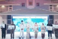 Ketua Dekranasda Kabupaten Cianjur, Hj. Anita Sincayani Herman menerima penghargaan atas peraihan Juara III Lomba Video Berpakaian Budaya Daerah Pada Kegiatan Karya Kreatif Jabar (KKJ) - West Java Crafashtival (WJC) PKJB 2021 [IST]