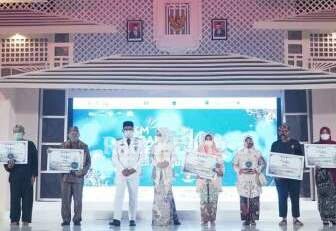 Ketua Dekranasda Kabupaten Cianjur, Hj. Anita Sincayani Herman menerima penghargaan atas peraihan Juara III Lomba Video Berpakaian Budaya Daerah Pada Kegiatan Karya Kreatif Jabar (KKJ) - West Java Crafashtival (WJC) PKJB 2021 [IST]