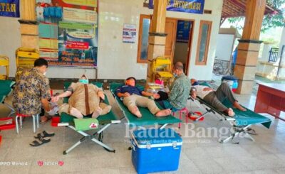 Palang Merah Indonesia (PMI) Lamongan bersama Pemerintah Desa Warukulon Kecamatan Pucuk Kabupaten Lamongan menggelar acara donor darah pada Sabtu, 03 April 2021. [Edi Santoso /Radarbangsa.co.id]
