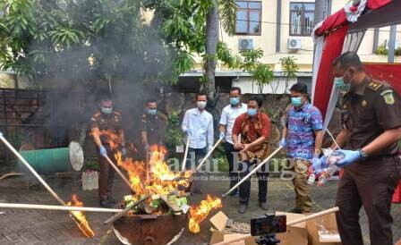 Kegaiatan Kejaksaan Negeri Lamongan pada acara memusnahkan barang bukti hasil tindak pidana umum yang sudah mempunyai kekuataan hukum tetap (Inkracht). Jumat (09/04). [iful/RadarBangsa.co.i]