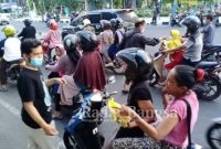 Bisri Koordinator Pembagian Takjil Komunitas Jurnalis Lamongan[KJL]