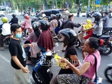 Bisri Koordinator Pembagian Takjil Komunitas Jurnalis Lamongan[KJL]