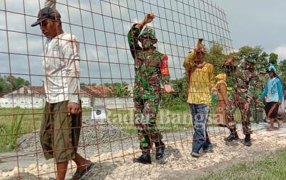  Koramil 0812/13 Sugio dalam pelaksanaan Program kegiatan Karya Bakti TNI Satkowil Semester I Tahun 2021, di Desa Sugio, Kecamatan Sugio, kabupaten Lamongan. Minggu (04/04/2021) [IST]