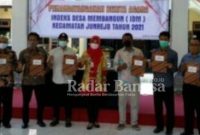Seluruh Kepala Desa Se Kecamatan Junrejo Kota Batu, Menerima surat pengesahan Status Desa Mandiri dari Kantor Camat Junrejo. [IST]
