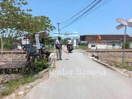 Relawan Perlintasan KAI Tanpa Palang Pintu di Lamongan [IST]