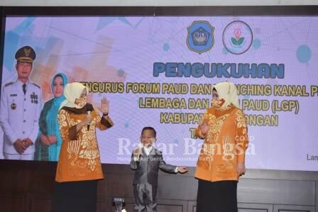 Ketua Forum Paud Anis Yuhronur Efendi  di kukuhkan menjadi Ketua Forum PAUD di Pendopo Lokatantra, Kamis (01/04) [ist]