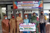 Penyaluran BLT DD dihadiri BPD, LPM, Kasi Ekbang Kecamatan Deket, Babinsa, Bhabinkamtibmas dan Pendamping Desa serta tokoh masyarakat di kantor desa Deketwetan. Selasa (06/04). [IST]