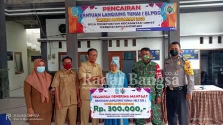 Penyaluran BLT DD dihadiri BPD, LPM, Kasi Ekbang Kecamatan Deket, Babinsa, Bhabinkamtibmas dan Pendamping Desa serta tokoh masyarakat di kantor desa Deketwetan. Selasa (06/04). [IST]