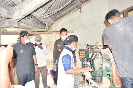 Bupati Yuhronur mengunjungi dan meninjau proses produksi industri rumahan ‘Mie Lidi’ di Desa Besur Kecamatan Sekaran, Selasa (06/04/2021) [IST]