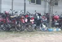 Sepeda motor plat merah yang diparkir di belakang Disdik Lamongan tampak mangkrak tidak digunakan, Kamis (08/04) [sir]