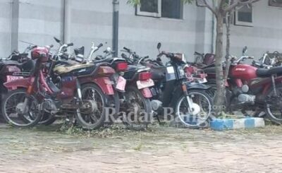 Sepeda motor plat merah yang diparkir di belakang Disdik Lamongan tampak mangkrak tidak digunakan, Kamis (08/04) [sir]