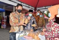  Bupati Lamongan Yuhronur Efendi saat melihat produk dan menyerahkan penghargaan kepada koperasi berprestasi dan pelaku usaha mikro di Pendopo Lokatantra Kabupaten Lamongan, Kamis (08/04).