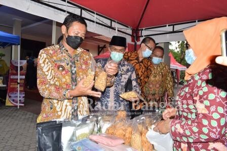  Bupati Lamongan Yuhronur Efendi saat melihat produk dan menyerahkan penghargaan kepada koperasi berprestasi dan pelaku usaha mikro di Pendopo Lokatantra Kabupaten Lamongan, Kamis (08/04).