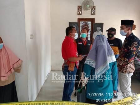 Aparat kepolisian serta team medis bersama Pemdes saat datangi tempat kejadian [IST]