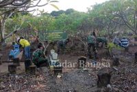 Koramil 0812/17 Paciran Lamongan menggelar karya bhakti (Karbak) di area Makam Sunan Drajad [ist]