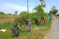 Anggota Koramil 0812/05 Kembangbahu bersama masyarakat  saat karya bakhti [IST]