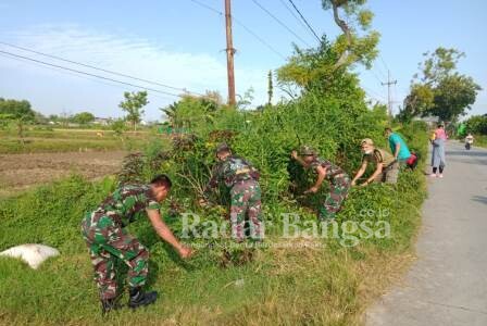 Anggota Koramil 0812/05 Kembangbahu bersama masyarakat  saat karya bakhti [IST]