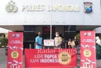 Kapolres Lamongan AKBP Miko saat memberikan SIM gratis ke Warga Papua [IST]