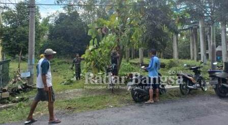 Kepala Desa Tawangrejo memipimpin langsung warganya, 