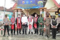 Bupati Lamongan Dr.H Yuhronur Efendi, MBA dengan di dampingi Dandim 0812/Lamongan Letkol Inf Sidik Wiyono dan Kapolres Lamongan AKBP Miko indrayana S.I.K., terjun langsung memantau kegiatan perayaan Ibadah Jumat Agung [IST]