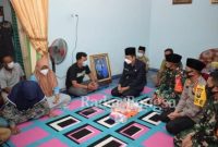 Bupati Lamongan Yuhronur Efendi bersama Kapolres Lamongan AKBP Miko Indrayana dan Dandim 0812 Letkol Inf. Sidik Wiyono langsung mengunjungi kediaman keluarga besar di Desa Sumberaji Kecamatan Sukodadi Kabupaten Lamongan Senin (26/04)