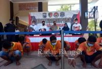 AKBP Miko Indrayana saat press release yang didampingi Kasat Reskrim, AKP Yoan Septi Hendri di halaman Mapolres Lamongan pada Senin (26/04)