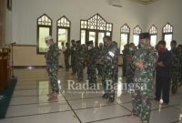 Jama’ah masjid Al-Arif Kodim 0812/Lamongan menggelar salat gaib [IST]