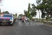 Bersama anggota Kanit Turjawali Satlantas Polres Lamongan Ipda Fifin Yuli Subagyo mengatur lalu lintas di jalan nasional Rejosari Deket Lamongan, Rabu (28/04) sore