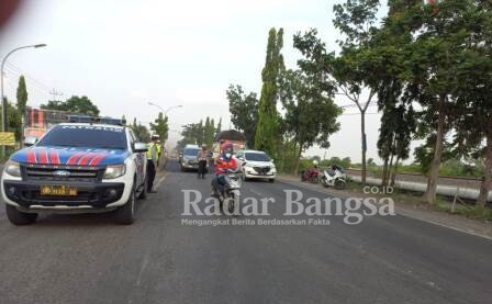 Bersama anggota Kanit Turjawali Satlantas Polres Lamongan Ipda Fifin Yuli Subagyo mengatur lalu lintas di jalan nasional Rejosari Deket Lamongan, Rabu (28/04) sore